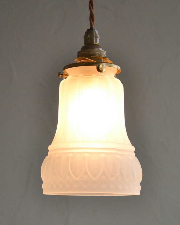 乳白ガラスが上品なガラスシェード（コード・シャンデリア電球