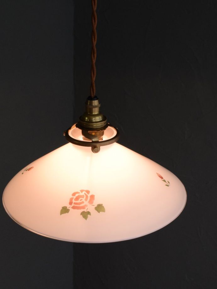 おしゃれなガラスペンダントライト、ミルクガラスに1輪のバラ模様が