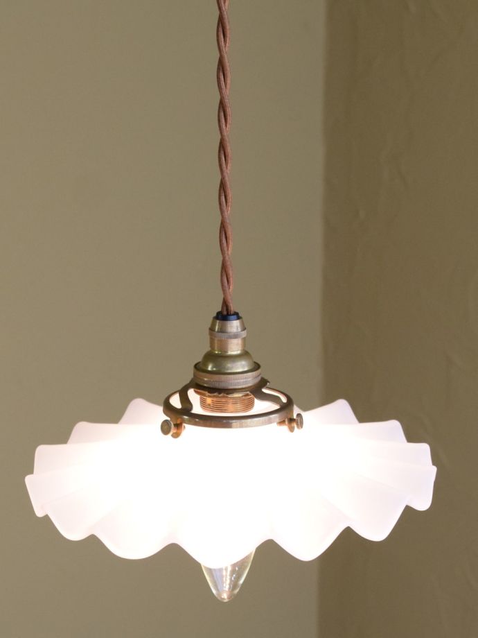 フレンチアンティークスタイルのおしゃれなミルクガラスのペンダント