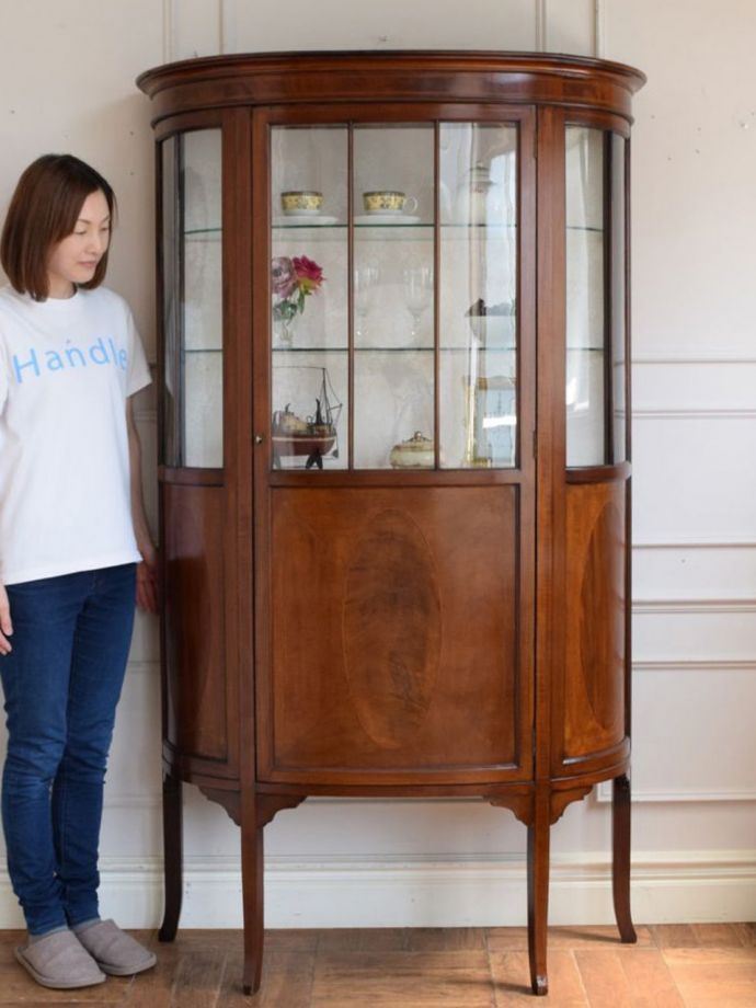 イギリスの高級なアンティーク家具の飾り棚、マホガニー材のガラス