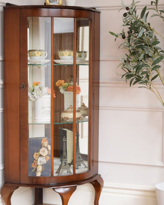 アンティークのコーナー家具、ミラーがキラッと輝くガラスキャビネット