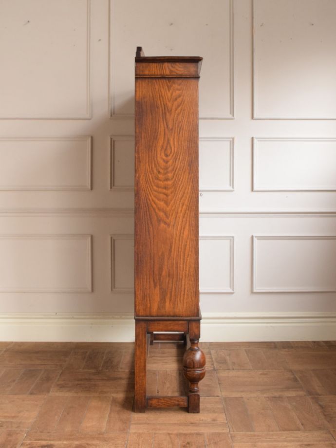 イギリスのアンティークキャビネットの本棚、ステンドグラス入り扉の