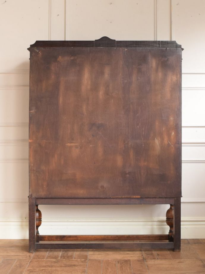 イギリスのアンティークキャビネットの本棚、ステンドグラス入り扉の