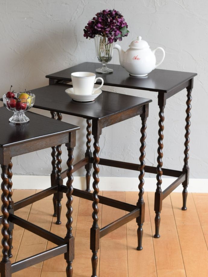 英国アンティークのおしゃれなテーブル、ツイスト足が美しい3台セット