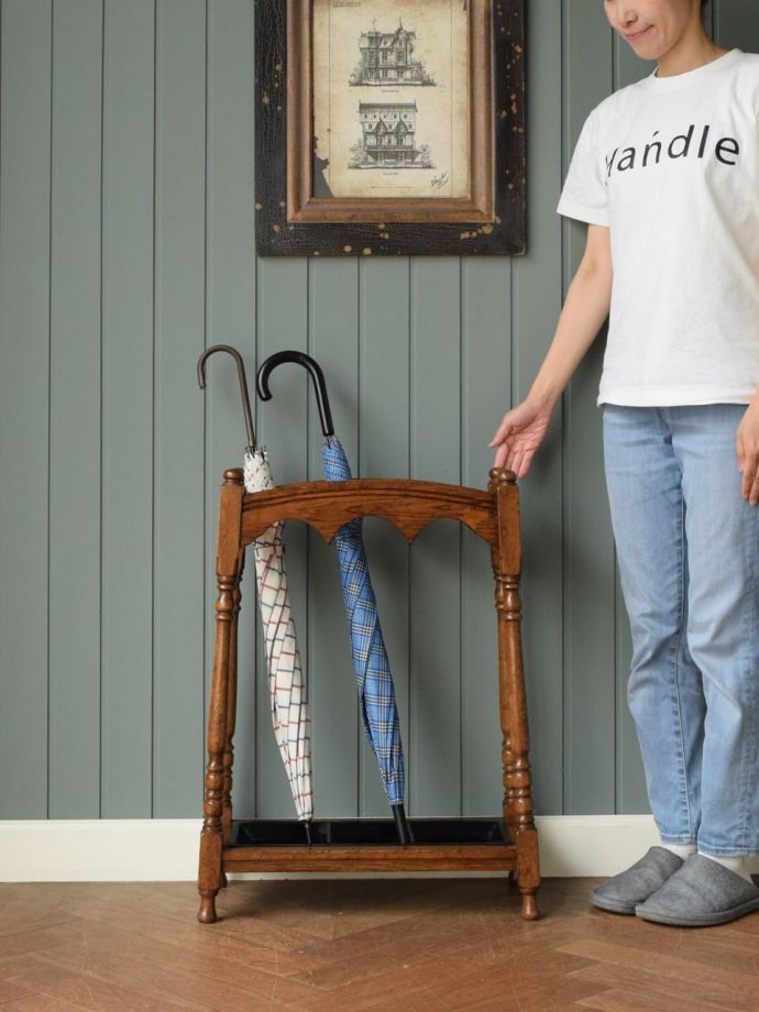 玄関のおしゃれなアンティーク家具、英国のステッキスタンド傘立て(q