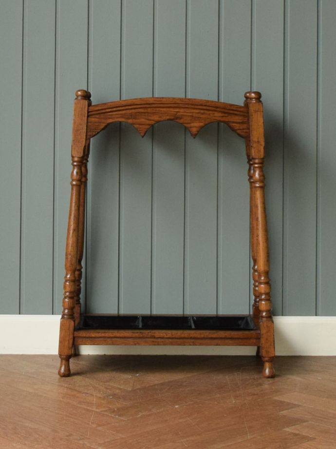 玄関のおしゃれなアンティーク家具、英国のステッキスタンド傘立て(q