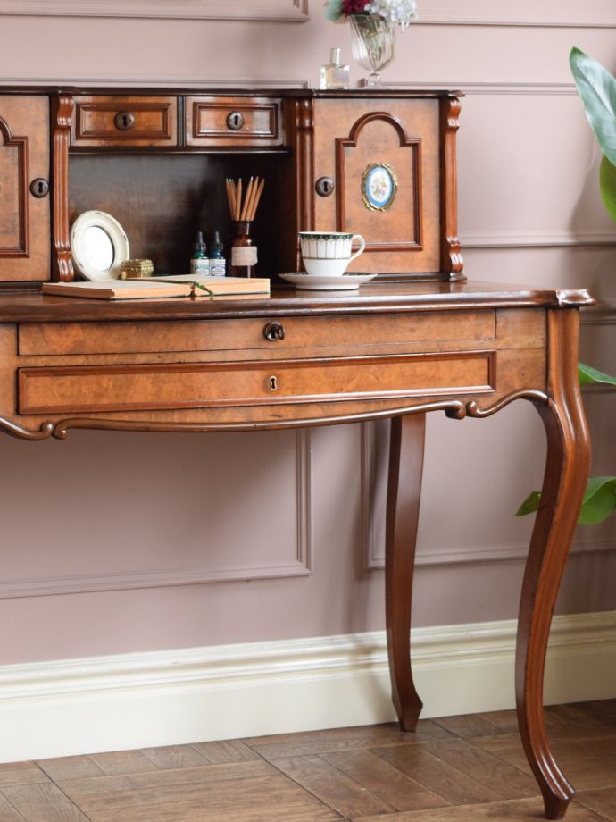 英国アンティークの書斎机、ウォールナット材の美しいライティング