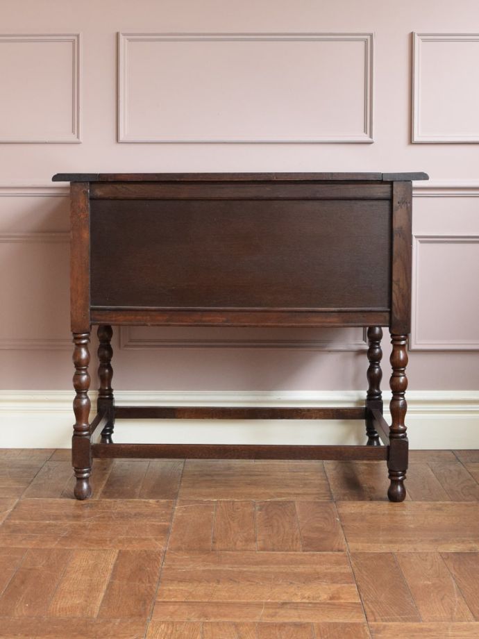 イギリスから届いたアンティークの書斎机、仕掛けが詰まったチェスト型