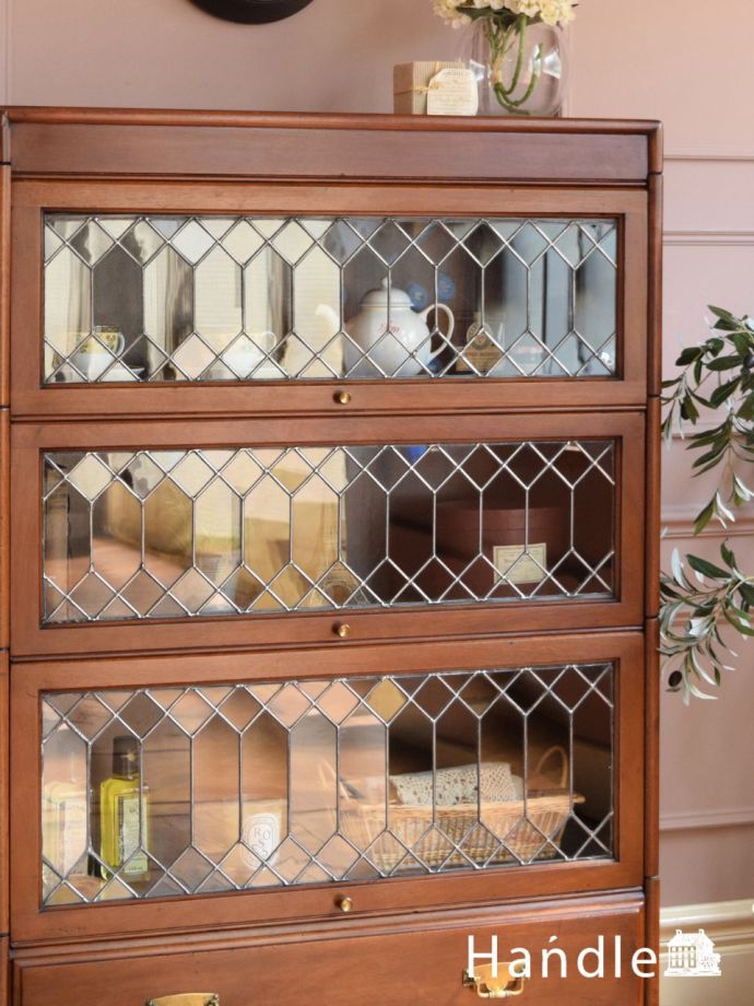 イギリスから届いたアンティークの本棚、ステンドグラスがおしゃれな