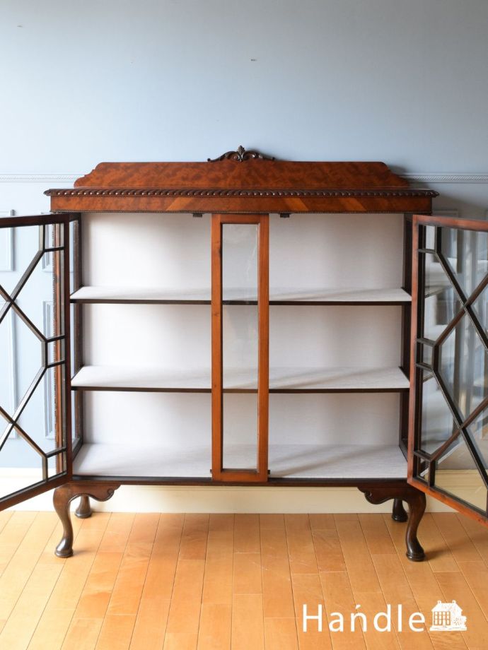 英国アンティークの美しいショーケース、シノワズリデザイン扉のガラス