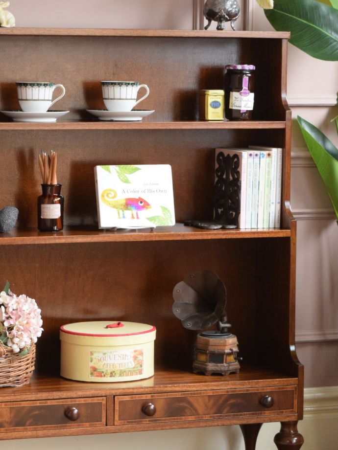 英国アンティークのオープンシェルフ、マホガニー材の杢目が美しい本棚