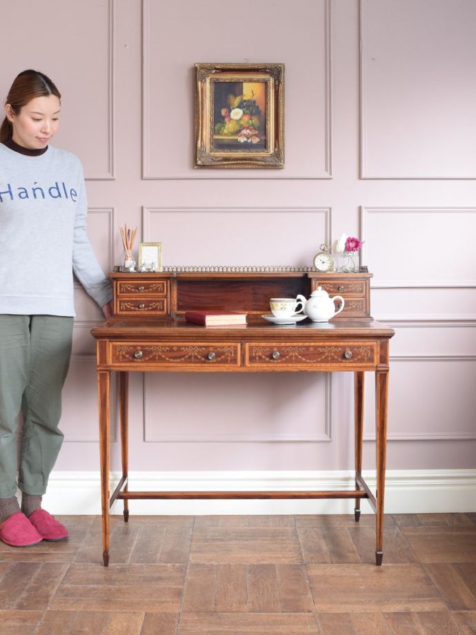 テーパードレッグが美しいアンティークの書斎机、イギリスから届いた