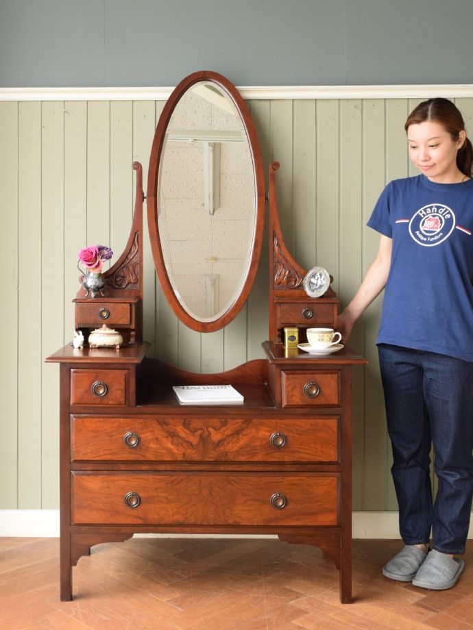 英国のアンティークドレッサー、オーバルの形の鏡、見鏡が美しい