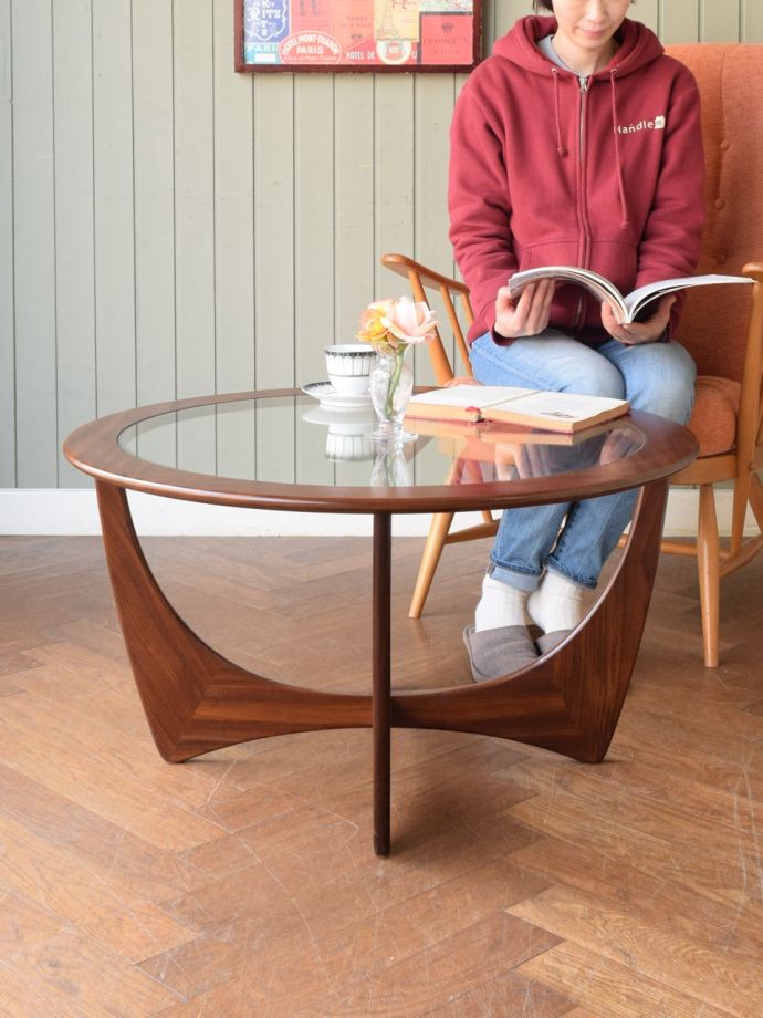 北欧スタイルのヴィンテージ家具、ガラス天板が付いたG-PLAN社のロー