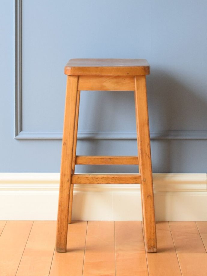 イギリスから到着したアンティークチェア、ナチュラルな木製スツール(z
