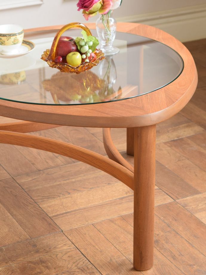 イギリスから届いたネイサン社のビンテージ、ガラス天板のコーヒー