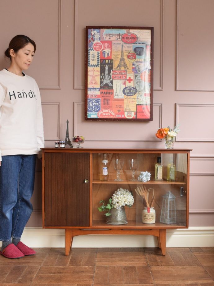 引き戸のヴィンテージガラスキャビネット、おしゃれなコレクション