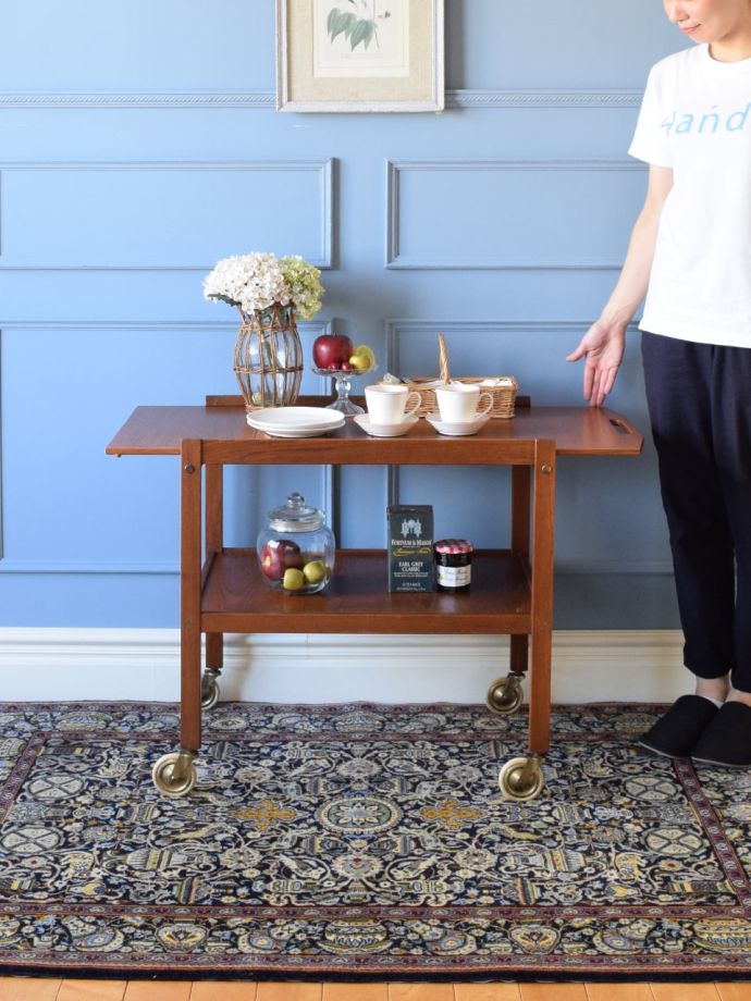 天板が伸び縮みする便利なビンテージのトローリー、移動式の伸長式
