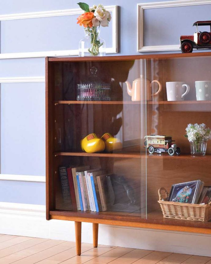 引き戸タイプのヴィンテージガラスキャビネット、コレクションショー