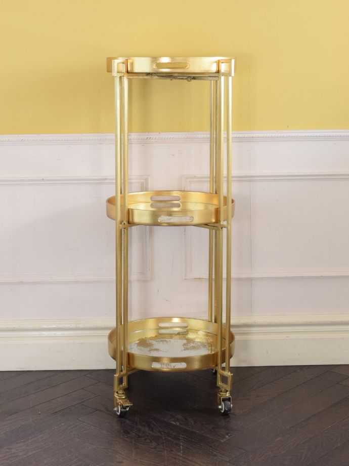 キラッキラに輝くゴールド色のトレイ付き家具、キゃスターが付いて移動