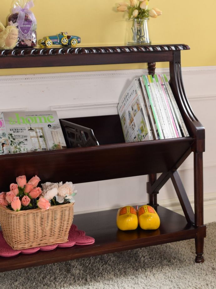 アンティーク風のおしゃれなマガジンラック、マホガニー材の