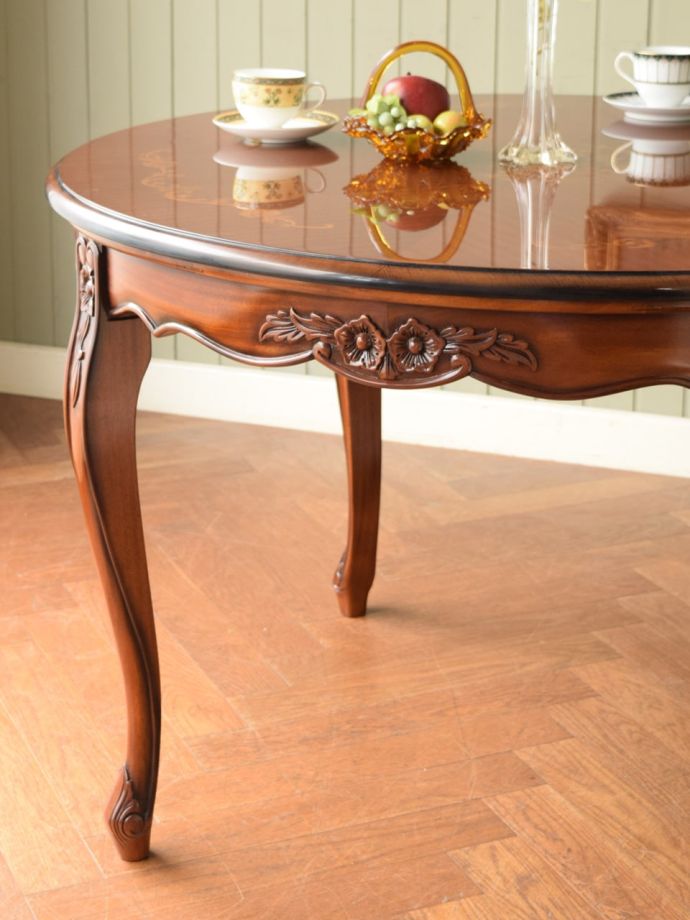 フランスアンティーク風の猫脚が優雅な丸形のダイニングテーブル（2