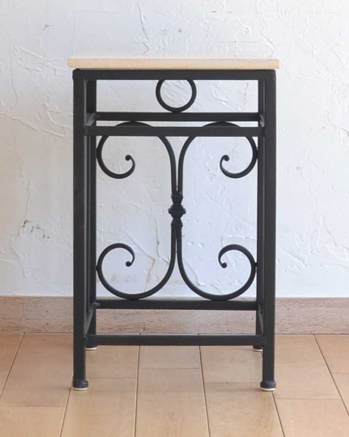 アンティーク風のサイドテーブル、大理石天板✕アイアンフレームの