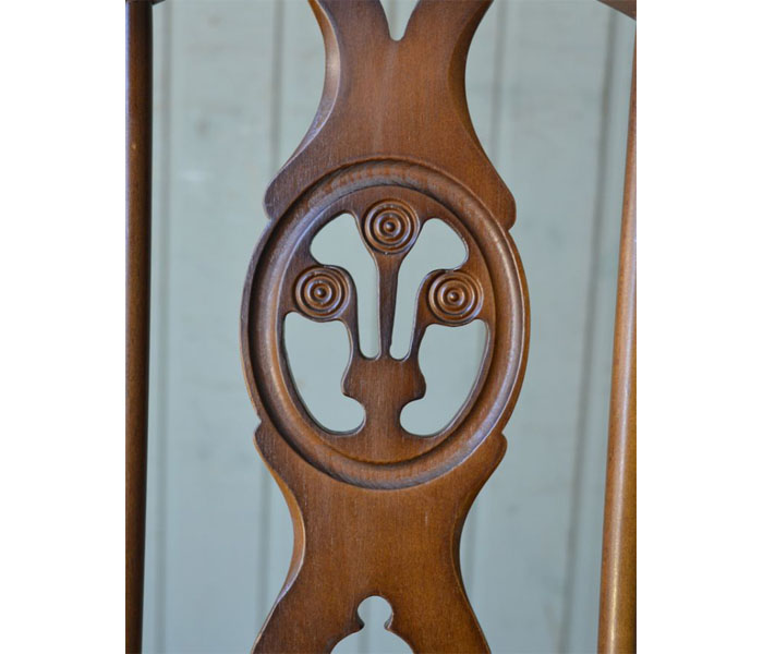 ホイールバックとは、背もたれにデザインされた車輪のような装飾のこと