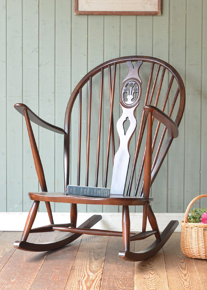 ホイールバックとは、背もたれにデザインされた車輪のような装飾のこと