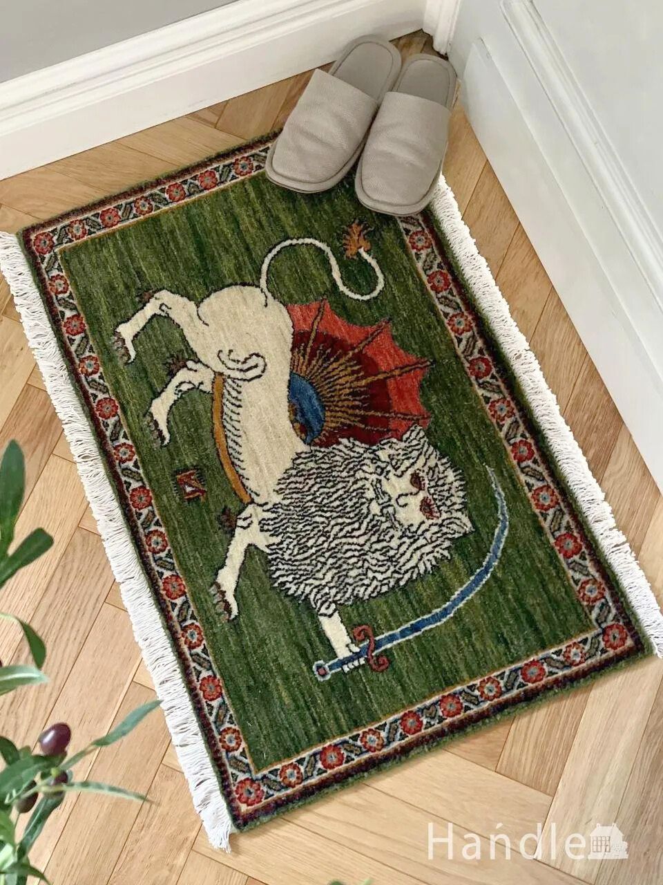 大人気のサーベルライオンがデザインされた絨毯、カッコいい草木染め