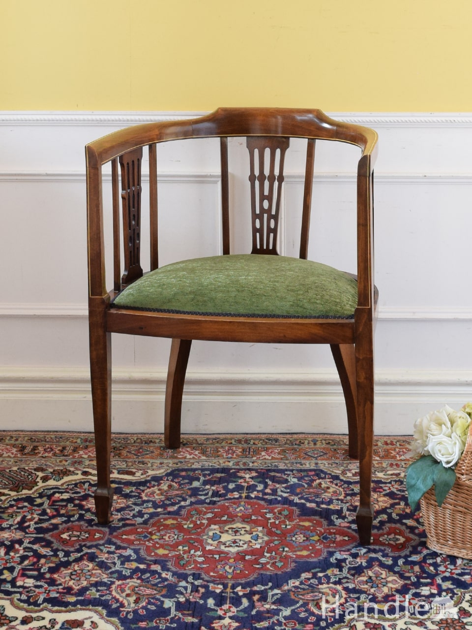 フランス輸入のルイ15世スタイル、美しいウォルナット材のアームチェア