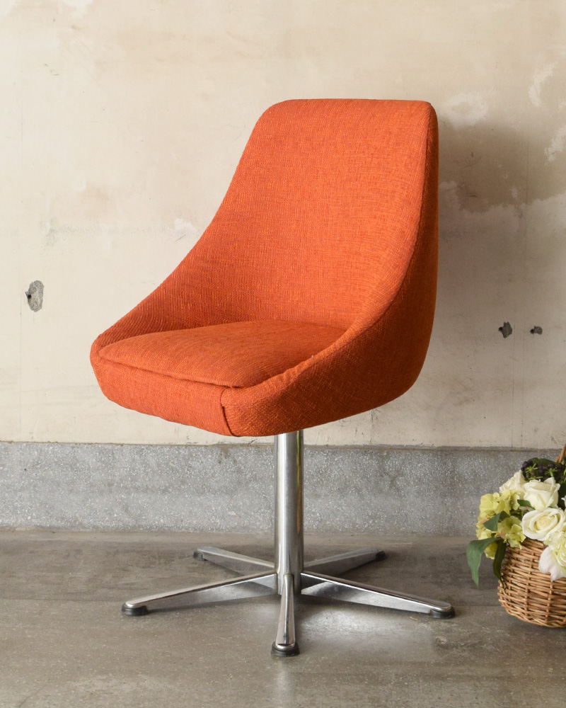 北欧スタイルのビンテージチェア、オレンジ色のカッコいいスピンチェア