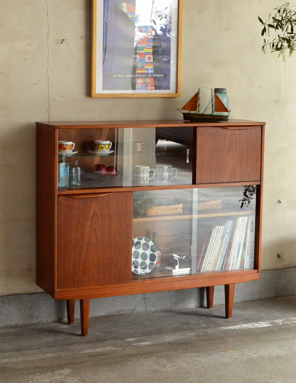 収納たっぷりのヴィンテージ家具、マッキントッシュのガラス