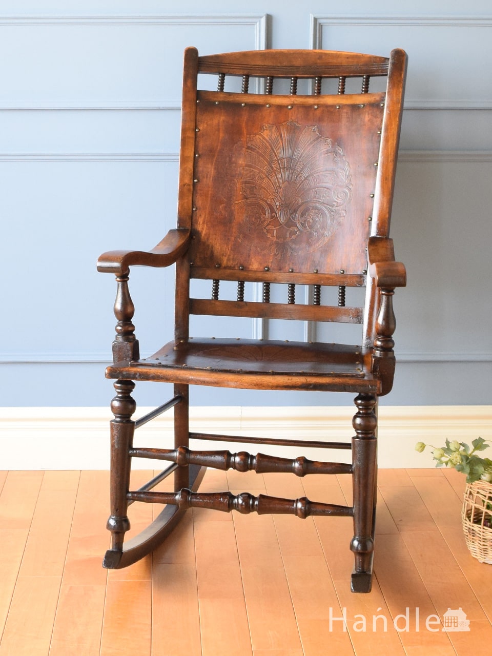 イギリスから届いたおしゃれな揺り椅子、英国アンティークのロッキング