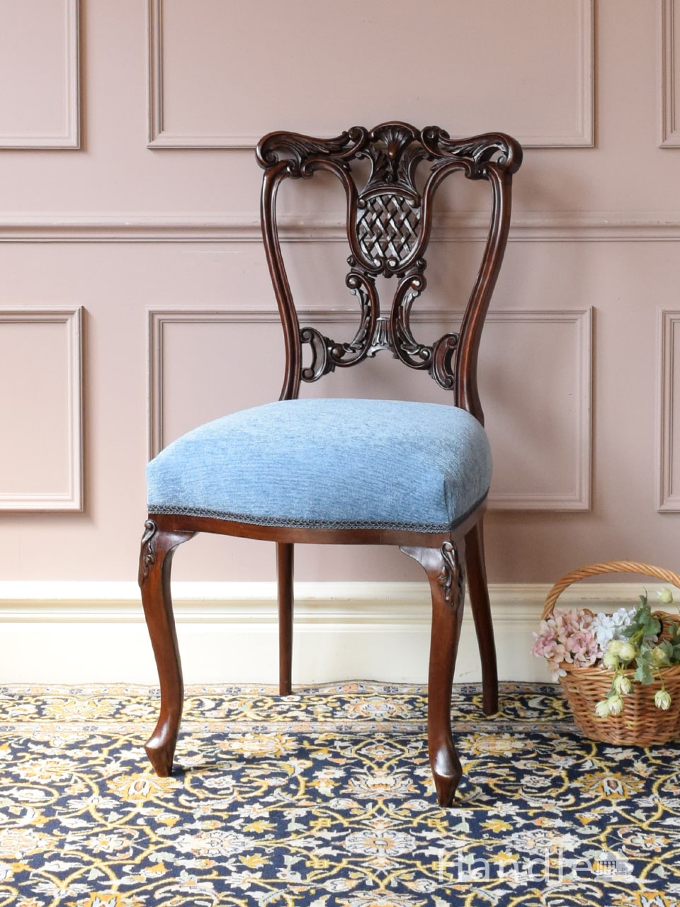 アールヌーヴォーデザインの背もたれにうっとりする、透かし彫りが