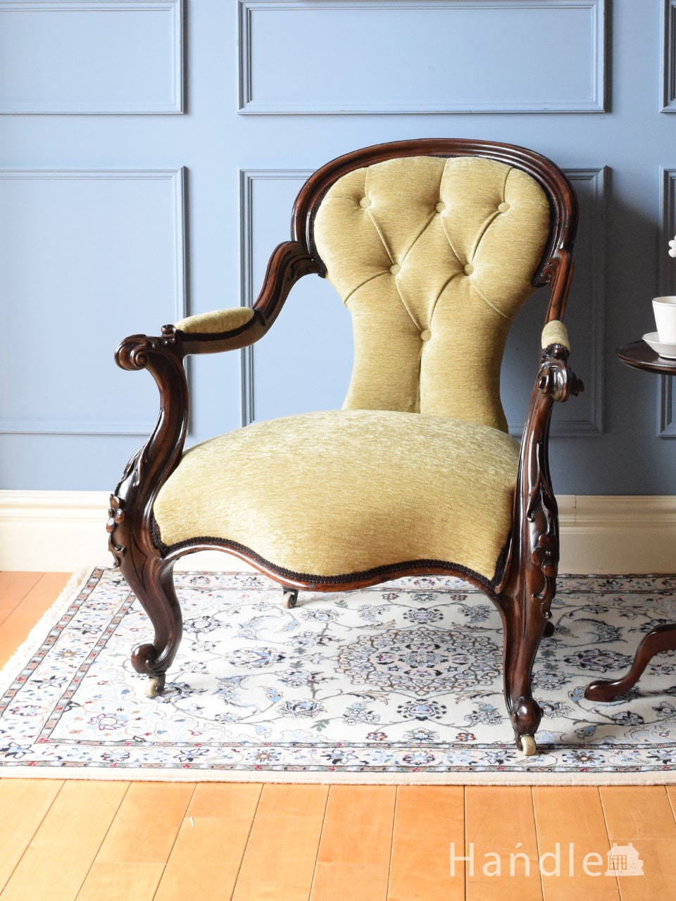 イギリスから届いたアンティークの一人掛け椅子、ウォールナット材の