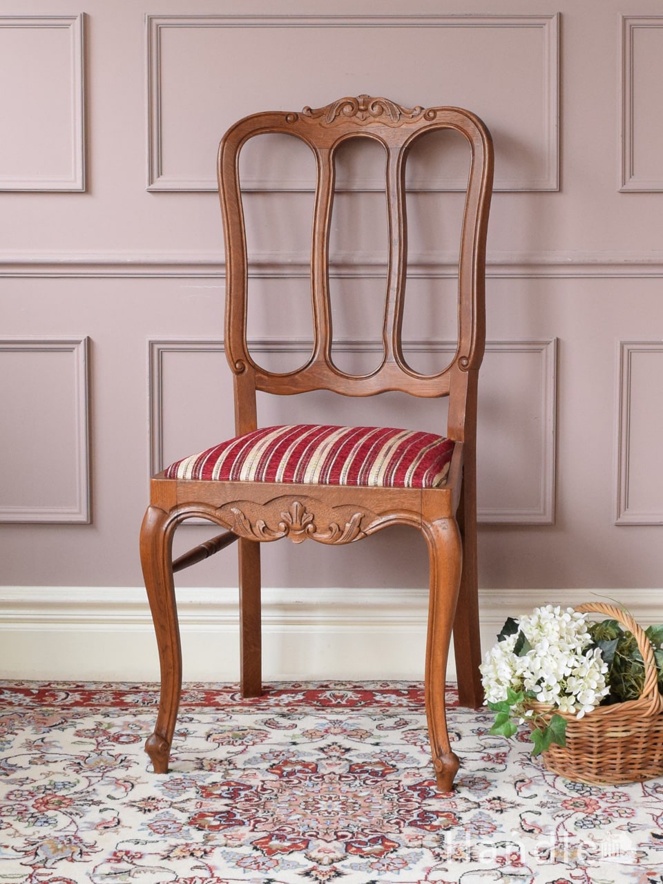 美しい装飾と座り心地のいい張り座のエレガントなアンティーク