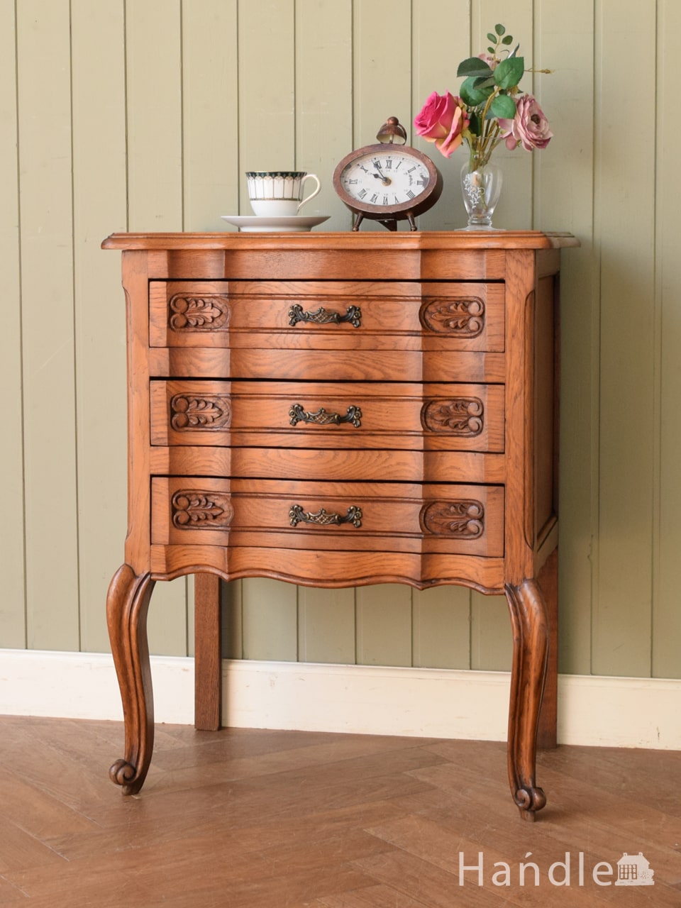 フランスで見つけたアンティーク家具、長い猫脚が優雅な3段チェスト(j