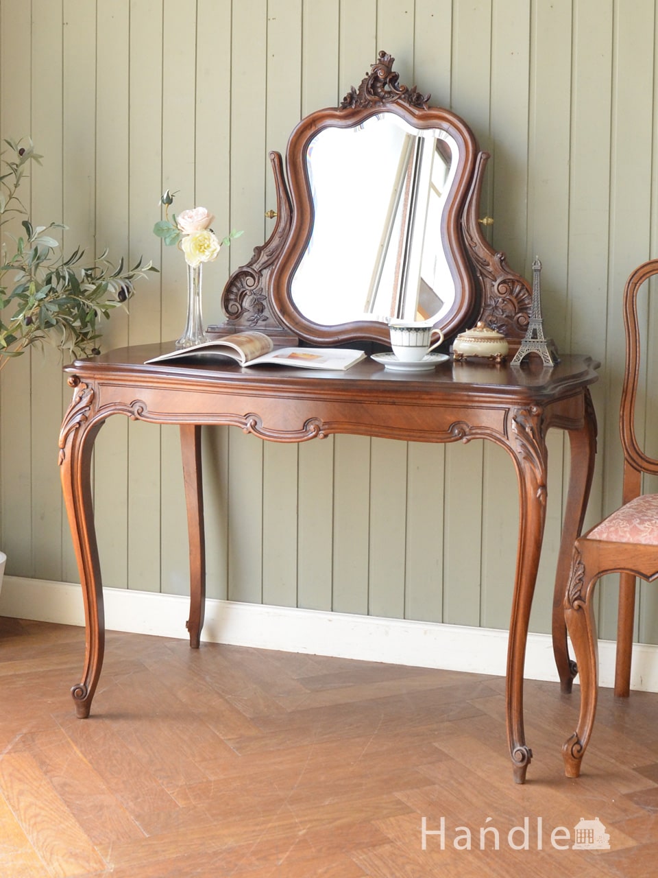 フランスのアンティーク家具、パーケットリーの天板がおしゃれな