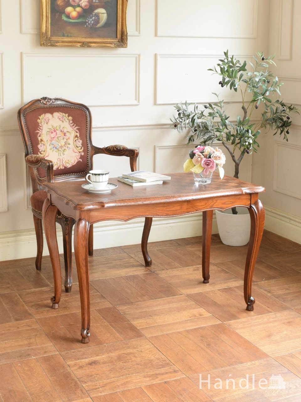 フランスから届いた猫足のアンティークテーブル、市松模様の天板が