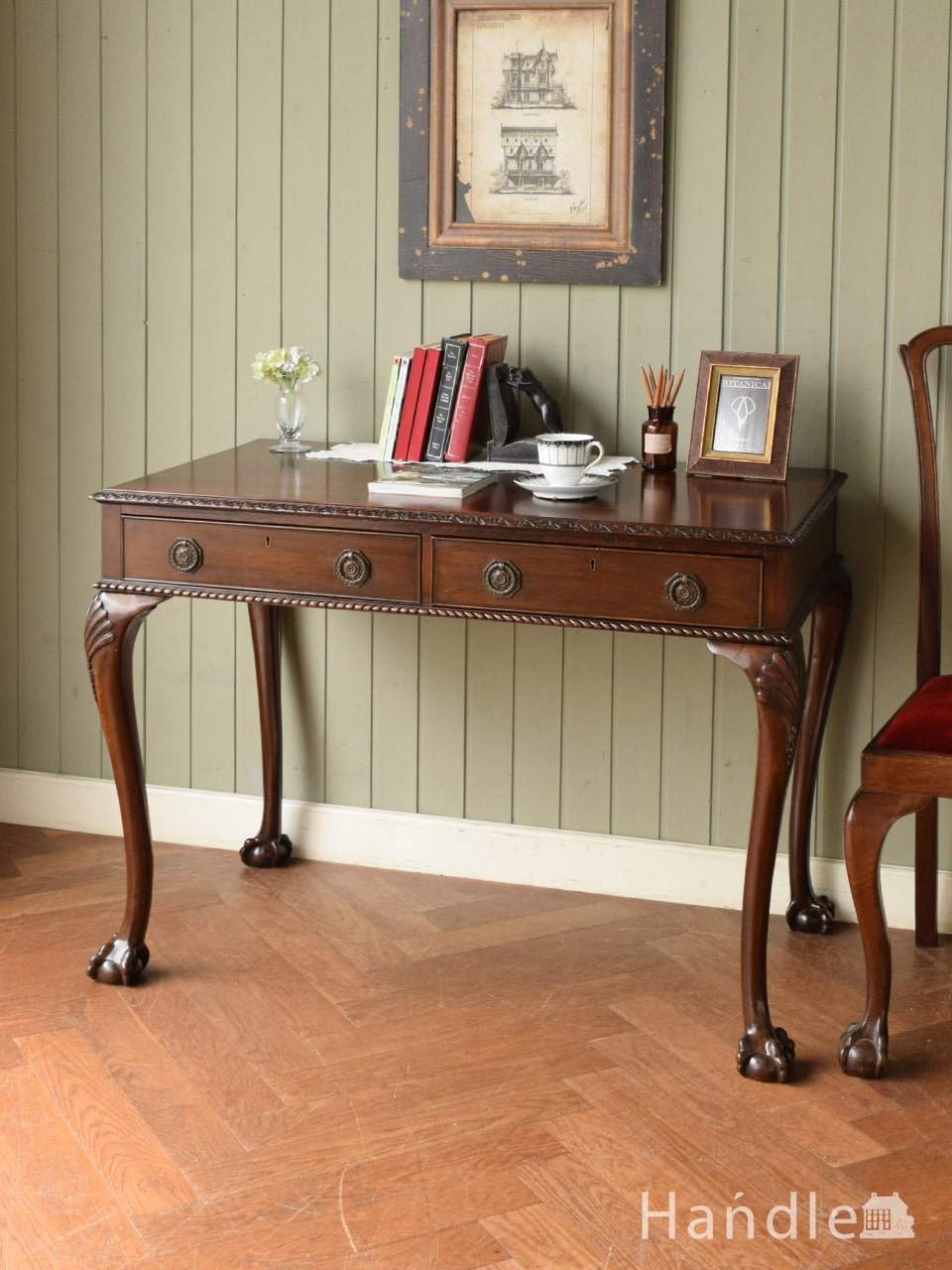 英国から届いたアンティークの書斎机、高級感漂うマホガニー材の