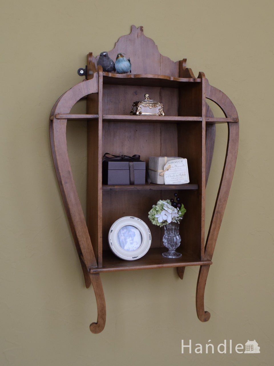 英国アンティークのウォールシェルフ、曲線を描くデザインがオシャレな