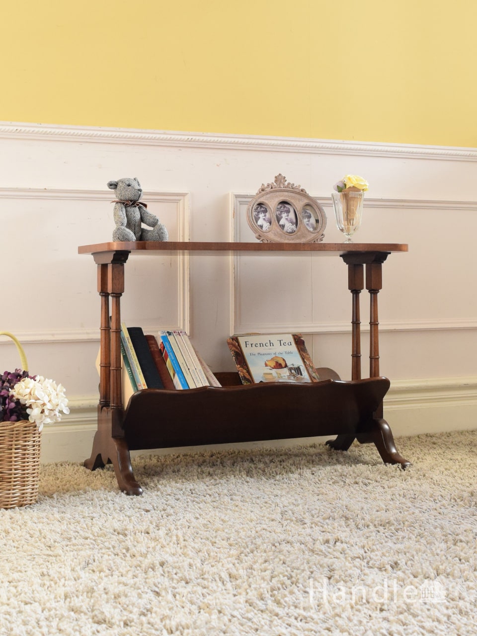 イギリスから届いたアンティークのおしゃれな家具、マガジンラックが