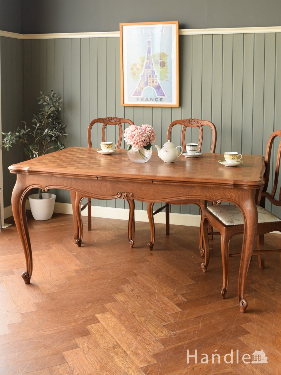 フランスから届いたアンティークのダイニングテーブル、猫足が美しい