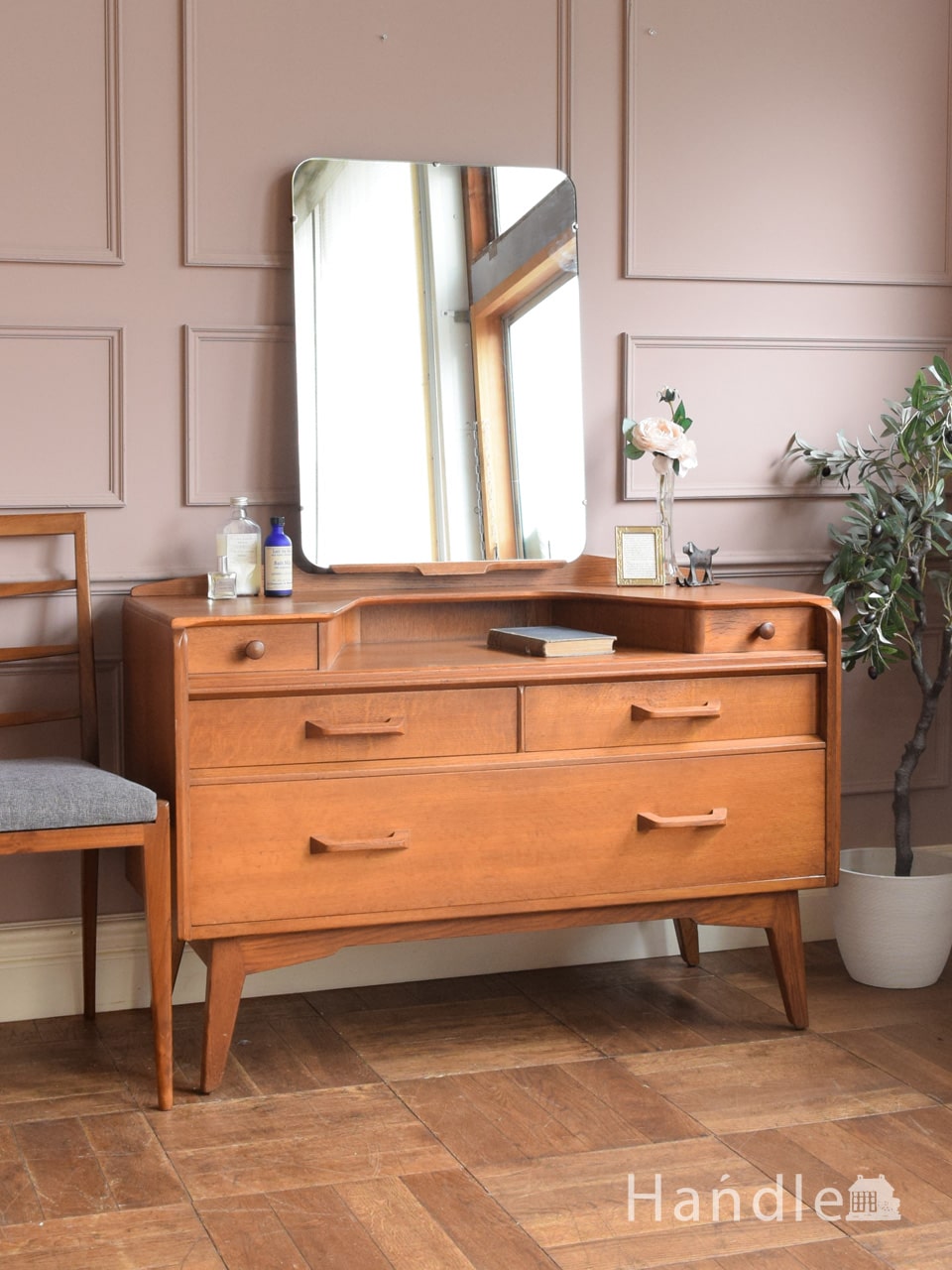 北欧スタイルのおしゃれなビンテージ家具、大きなミラーが付いた