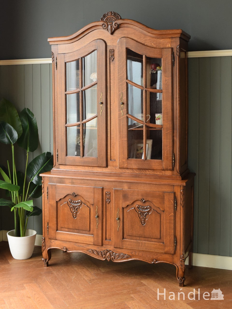 フランスから届いたアンティークの食器棚、本棚にもピッタリのガラス