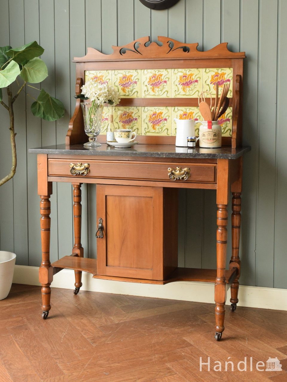 英国アンティークのおしゃれな家具、サテンウッド材の洗面台ウォッシュ