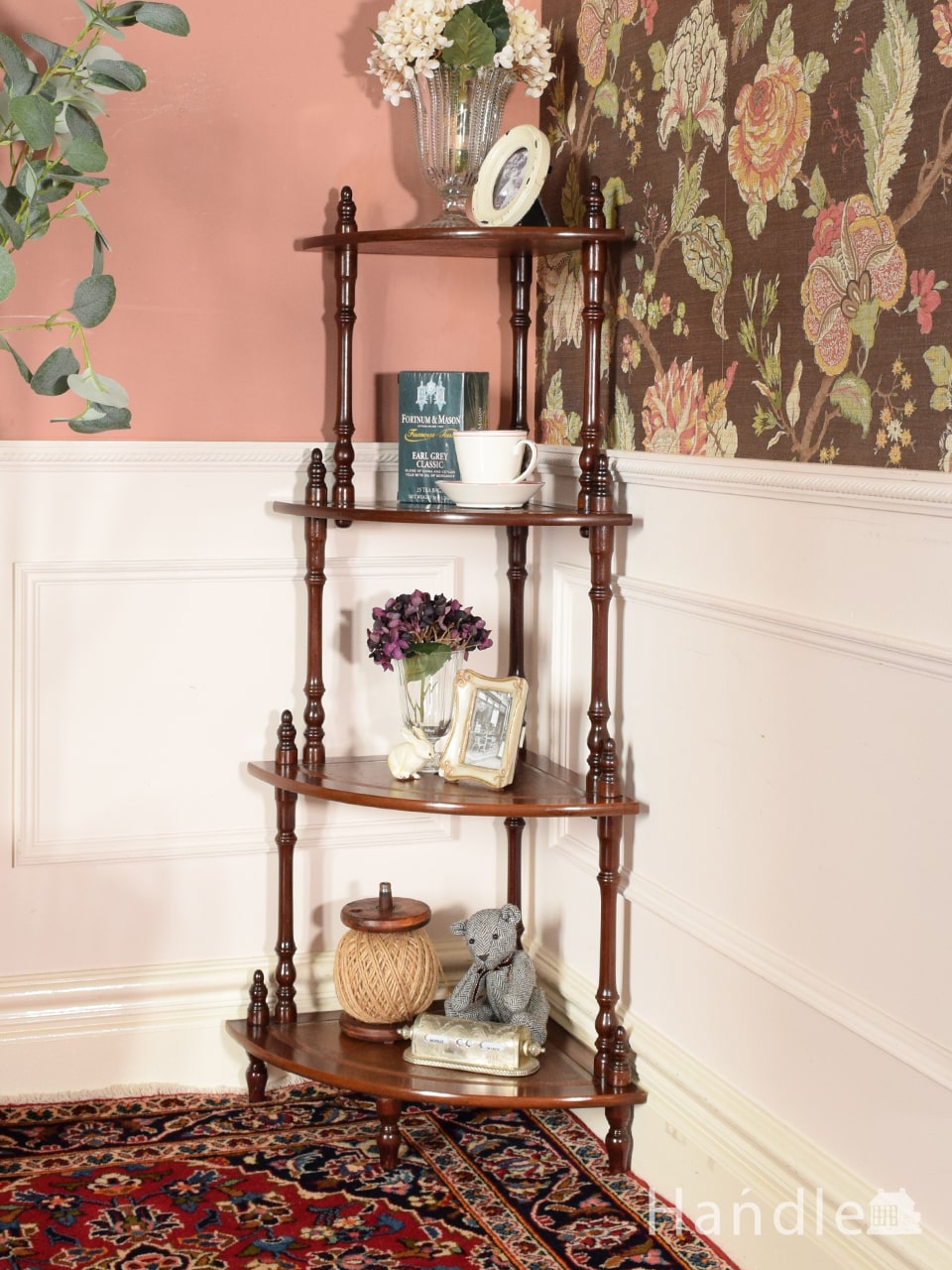 イギリスから届いたアンティークのコーナー家具、おしゃれな飾り棚