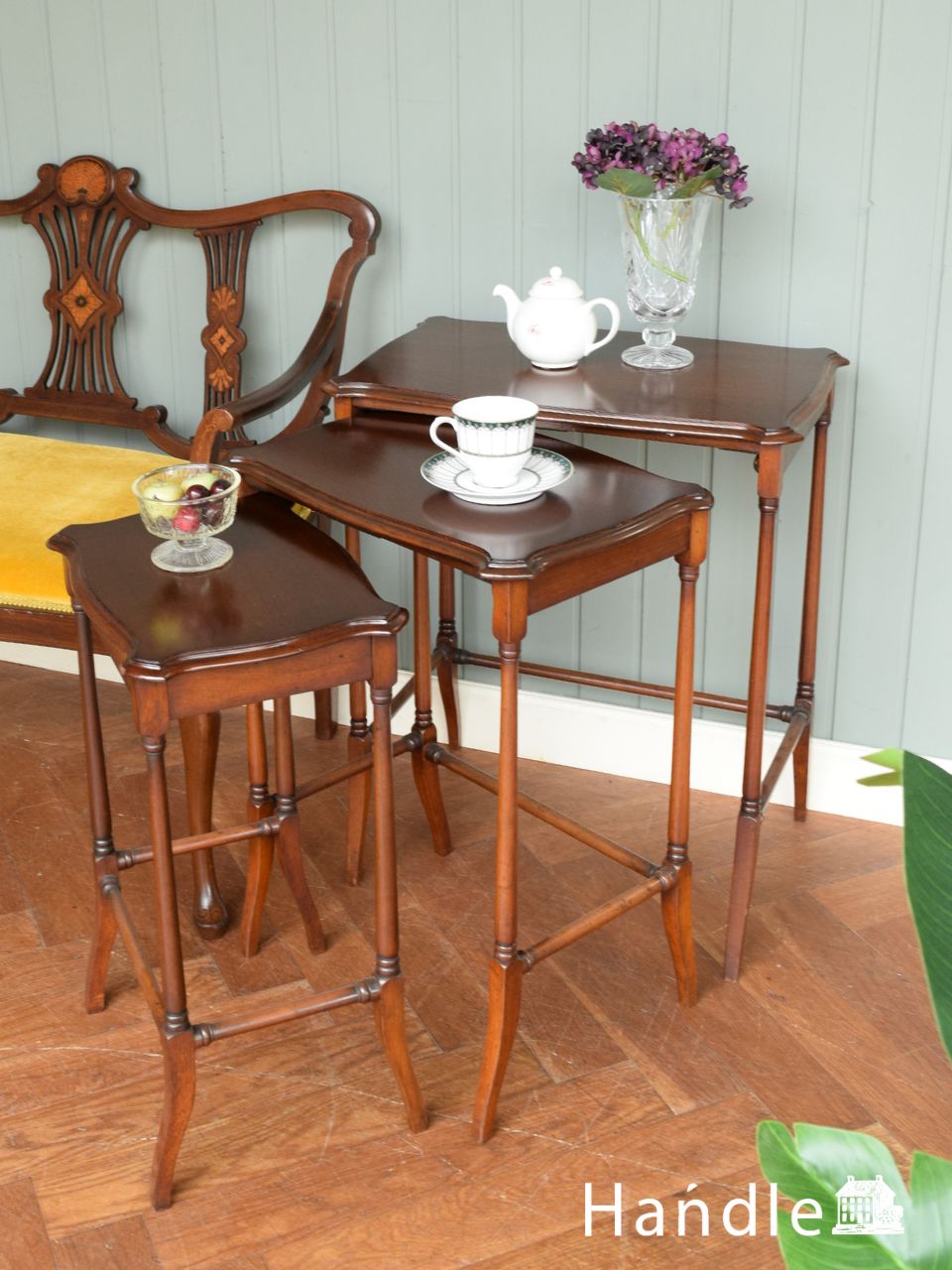 英国アンティークの3台セットのテーブル、ウォールナット材のネスト