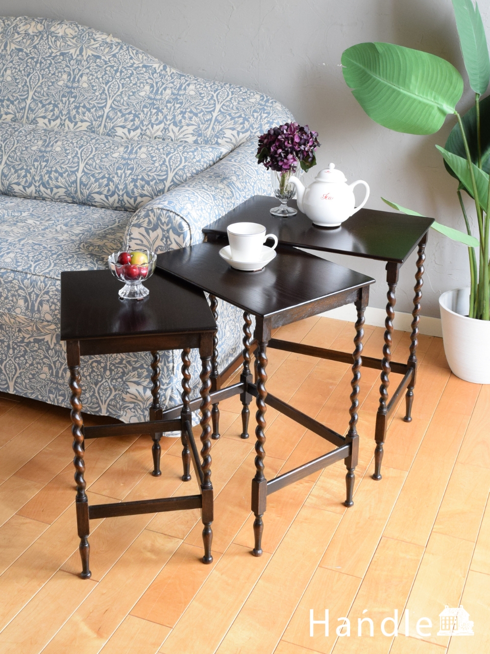 英国アンティークのおしゃれなテーブル、ツイスト足が美しい3台セット